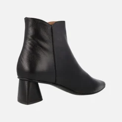 Botines negros de piel con puntera afilada y tacones geométricos
