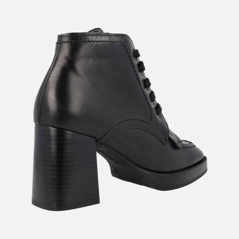 Botines negros de piel con cordones y copete de flecos