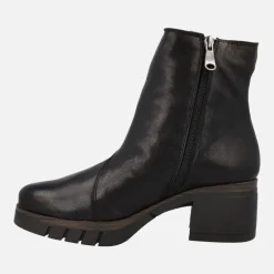 Botines negros de piel con frunces en la caña y tacones de goma