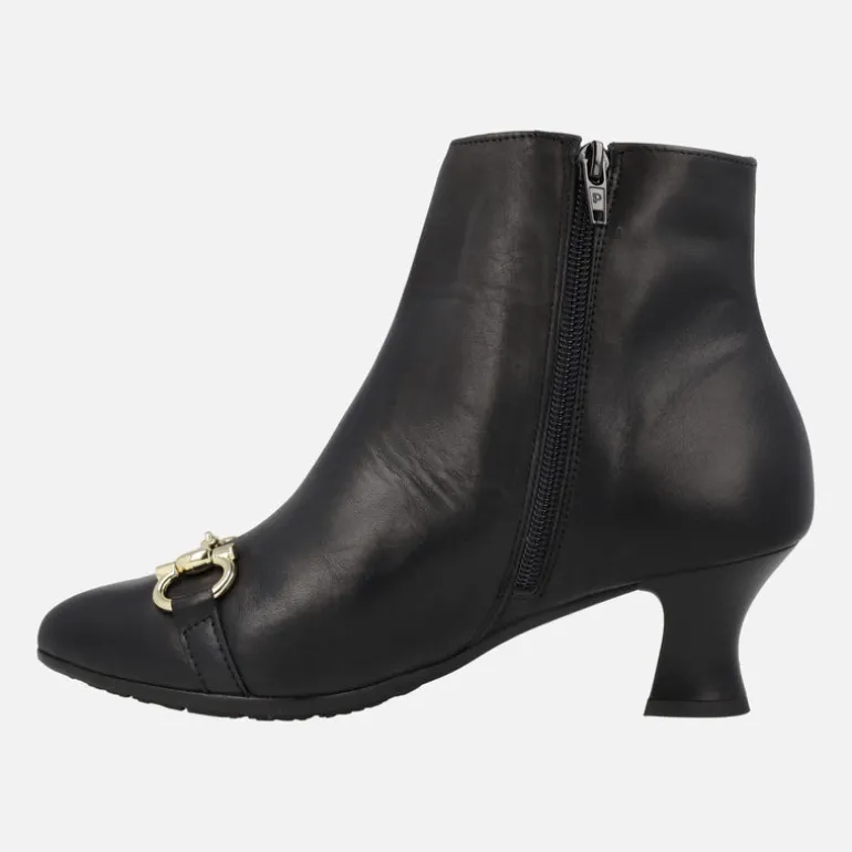 Botines negros de piel con adorno metálico dorado y tacón bajo