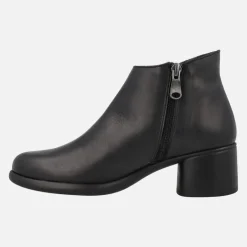 Botines negros de piel con adorno circular y tacón bajo
