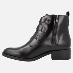 Botines negros de piel con triple hebilla y tachas