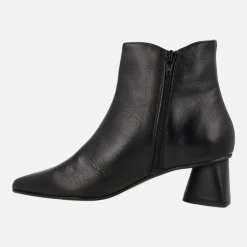 Botines negros de piel con puntera afilada y tacones geométricos