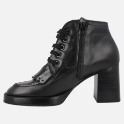 Botines negros de piel con cordones y copete de flecos
