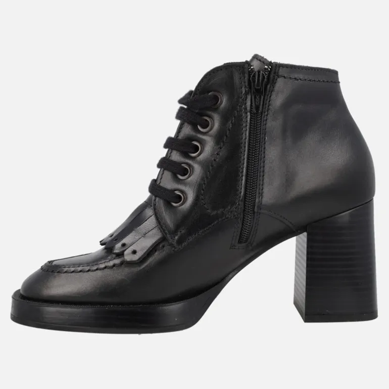 Botines negros de piel con cordones y copete de flecos