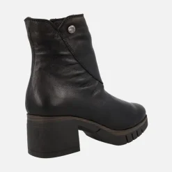 Botines negros de piel con frunces en la caña y tacones de goma