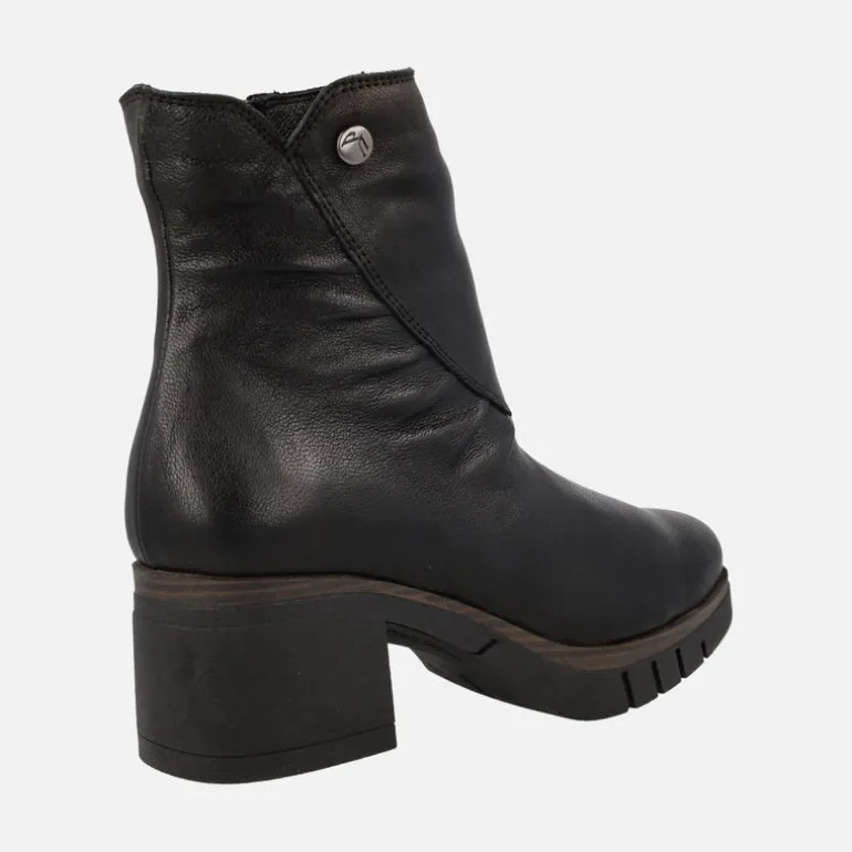 Botines negros de piel con frunces en la caña y tacones de goma