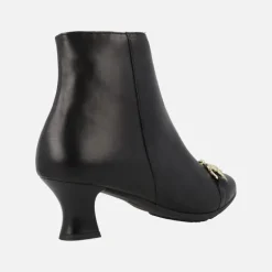 Botines negros de piel con adorno metálico dorado y tacón bajo