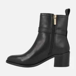 Botines negros de piel con adorno de hebilla y tacón medio