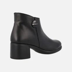 Botines negros de piel con adorno circular y tacón bajo
