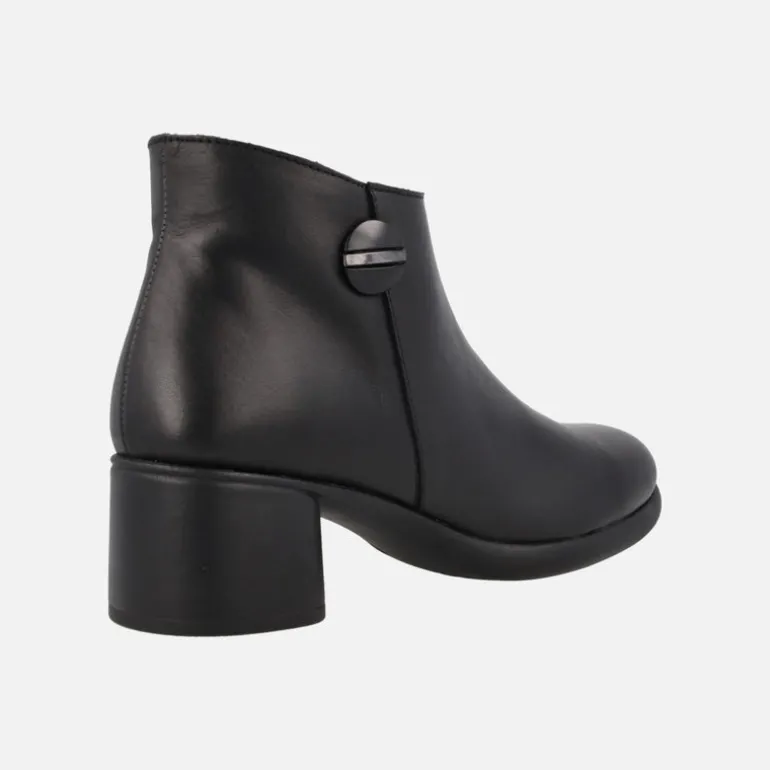Botines negros de piel con adorno circular y tacón bajo