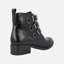Botines negros de piel con triple hebilla y tachas