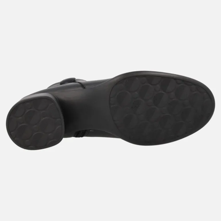 Botines negros de piel con adorno circular y tacón bajo