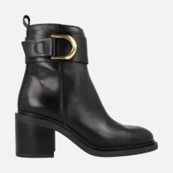 Botines negros de piel Evolet con adorno metálico y tacones de 7 cms