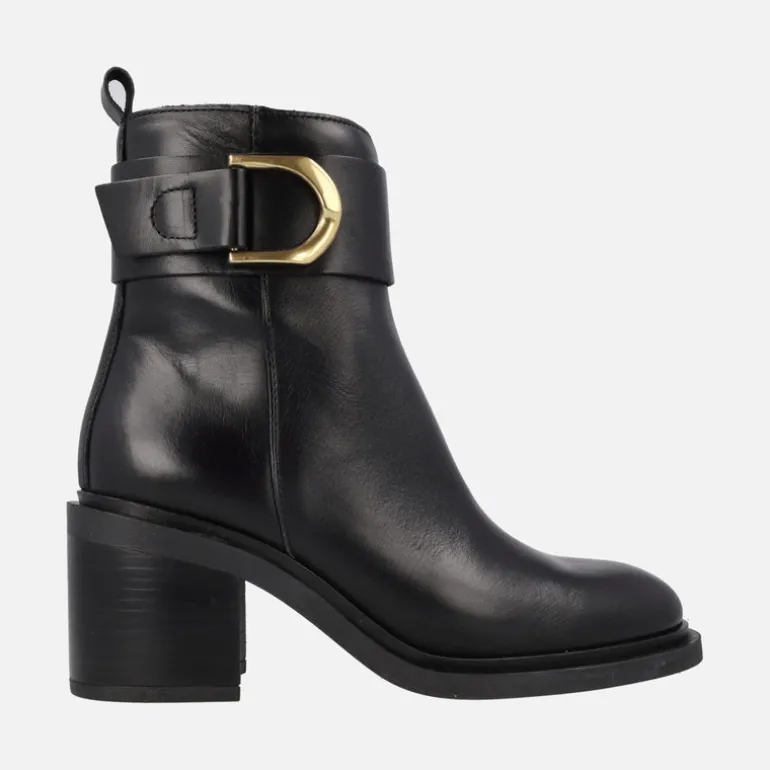 Botines negros de piel Evolet con adorno metálico y tacones de 7 cms