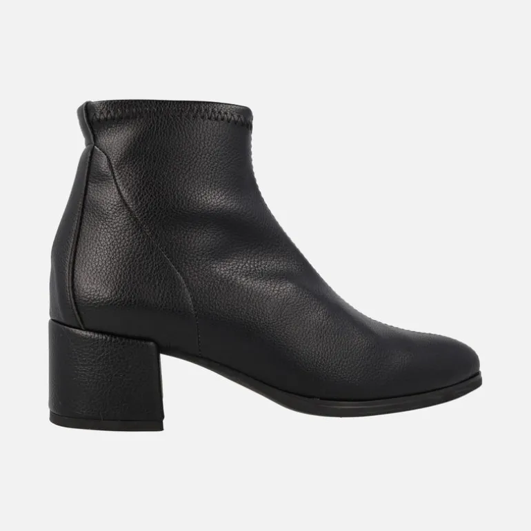 Botines negros elásticos textura piel con tacón bajo