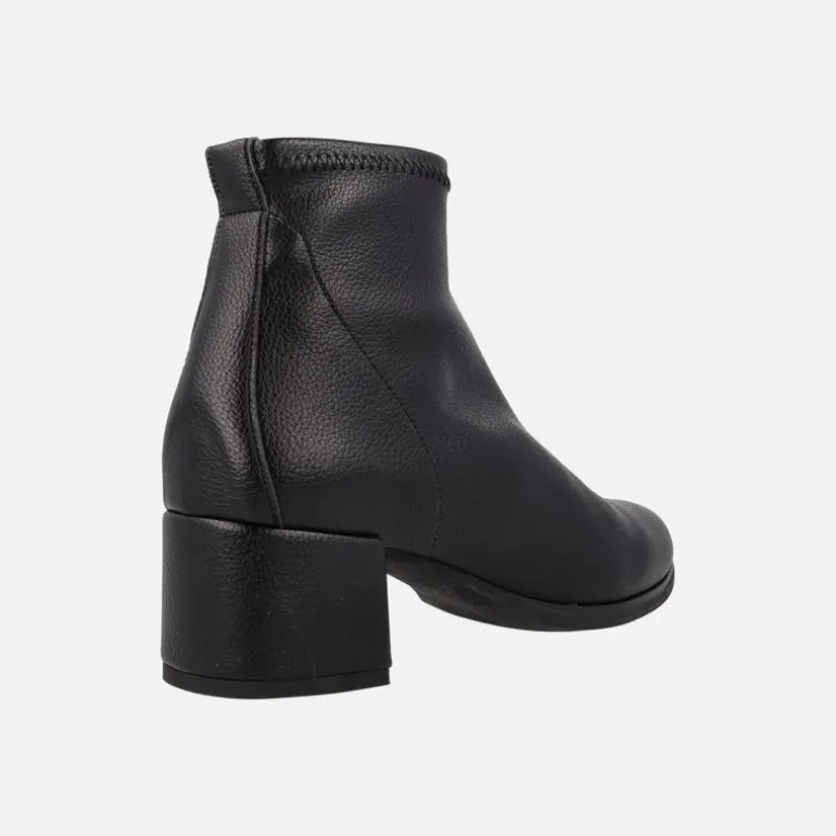 Botines negros elásticos textura piel con tacón bajo