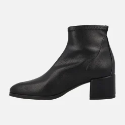 Botines negros elásticos textura piel con tacón bajo