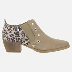 Botines tobilleros con talonera en print leopardo y tachas Blues