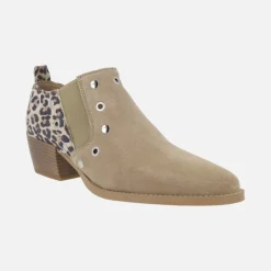 Botines tobilleros con talonera en print leopardo y tachas Blues