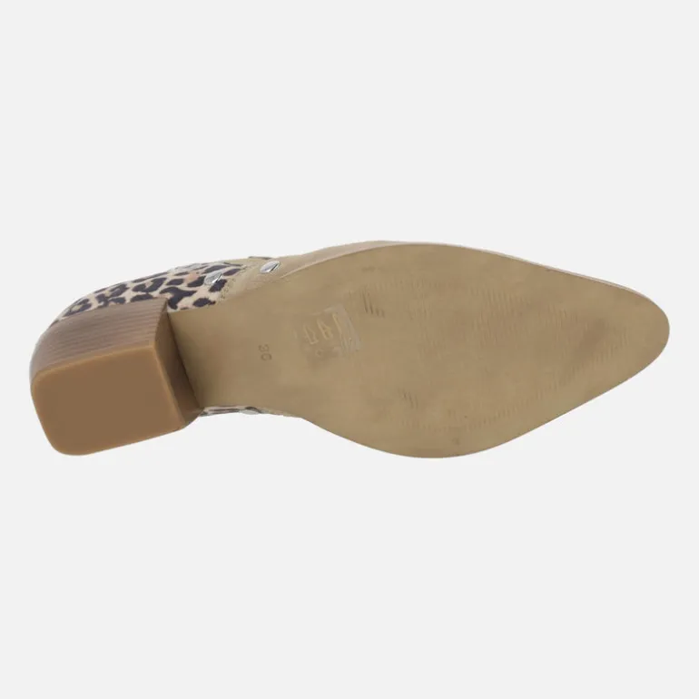 Botines tobilleros con talonera en print leopardo y tachas Blues