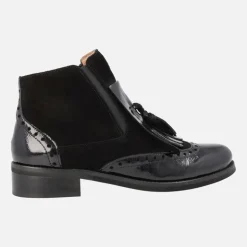 Botines Yumay en ante y charol negros con adorno de borla