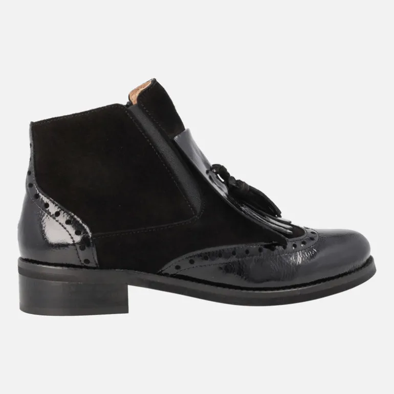 Botines Yumay en ante y charol negros con adorno de borla