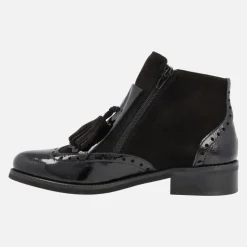 Botines Yumay en ante y charol negros con adorno de borla
