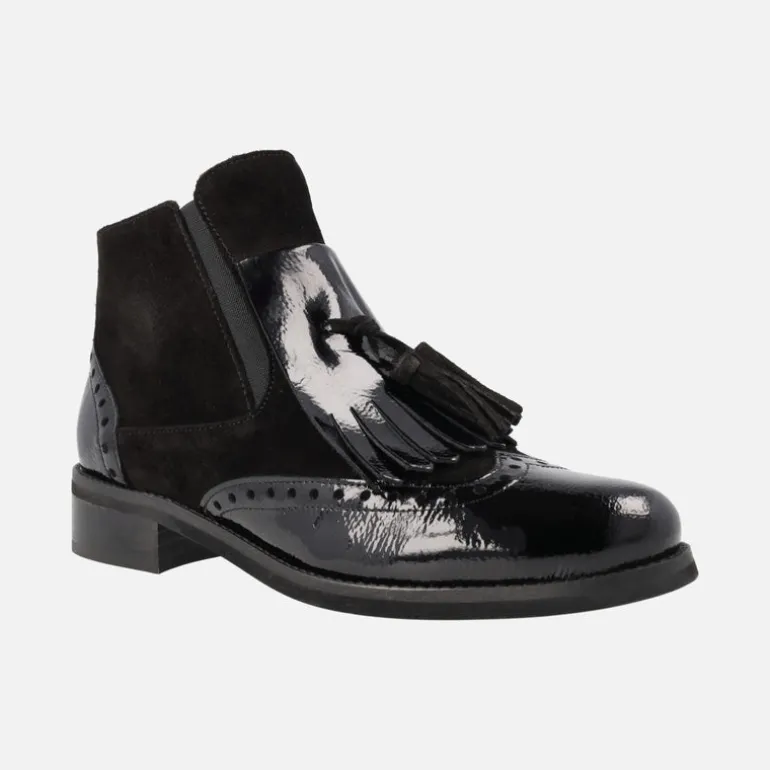 Botines Yumay en ante y charol negros con adorno de borla