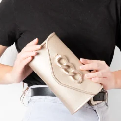 Cartera de mano con adorno de cadena 231396