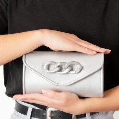 Cartera de mano con adorno de cadena 231396