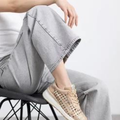 Deportivas trenzadas de piel en beige y oro con cordones elásticos