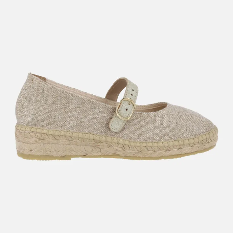 Mercedes en tejido beige con pulsera dorada y piso de esparto