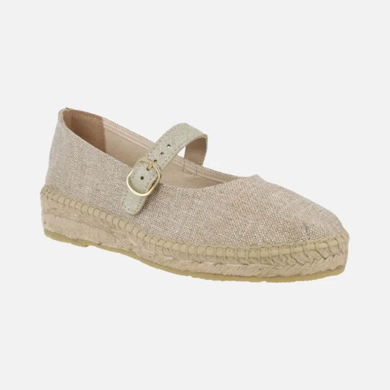 Mercedes en tejido beige con pulsera dorada y piso de esparto