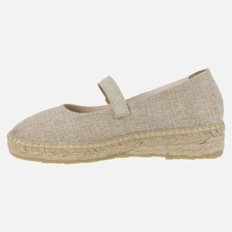 Mercedes en tejido beige con pulsera dorada y piso de esparto