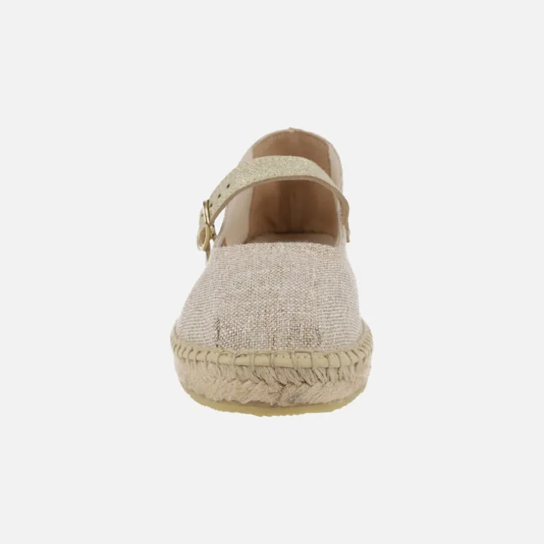 Mercedes en tejido beige con pulsera dorada y piso de esparto
