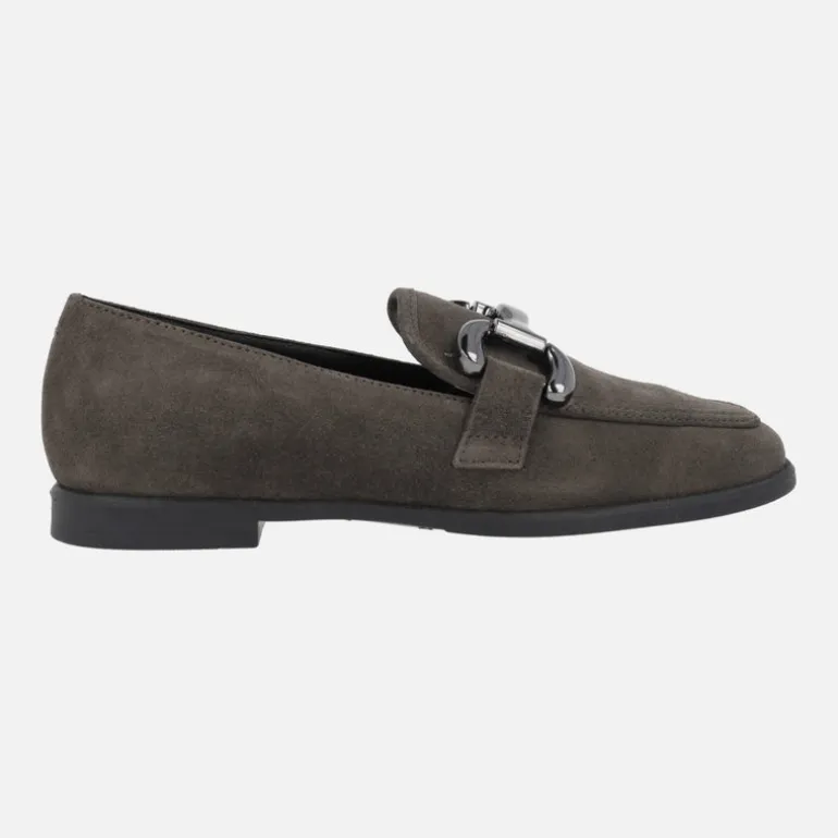Mocasines bajos de serraje con adorno metálico para mujer