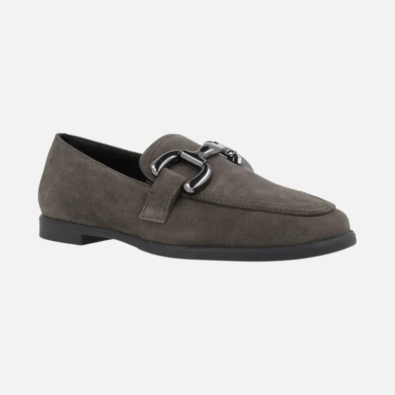 Mocasines bajos de serraje con adorno metálico para mujer
