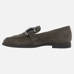 Mocasines bajos de serraje con adorno metálico para mujer