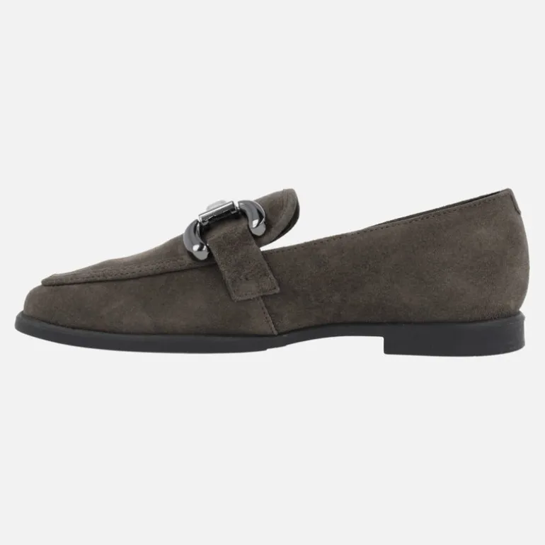 Mocasines bajos de serraje con adorno metálico para mujer