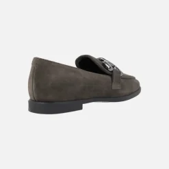 Mocasines bajos de serraje con adorno metálico para mujer
