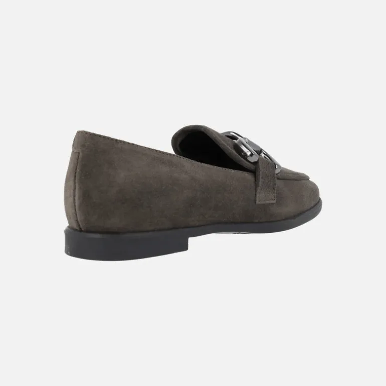 Mocasines bajos de serraje con adorno metálico para mujer