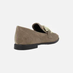 Mocasines bajos de serraje con adorno metálico para mujer