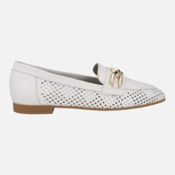 Mocasines blancos de piel troquelados con adorno metálico