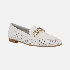 Mocasines blancos de piel troquelados con adorno metálico