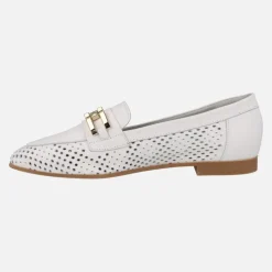 Mocasines blancos de piel troquelados con adorno metálico
