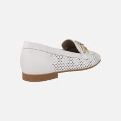 Mocasines blancos de piel troquelados con adorno metálico