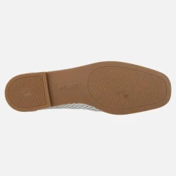 Mocasines blancos de piel troquelados con adorno metálico