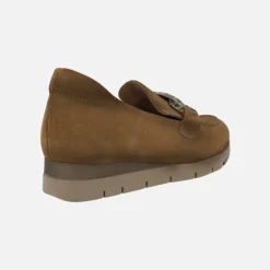 Mocasines Burat de serraje marrón con adorno de cadena