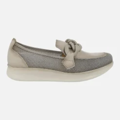 Mocasines combinados en piel y rejilla color taupe